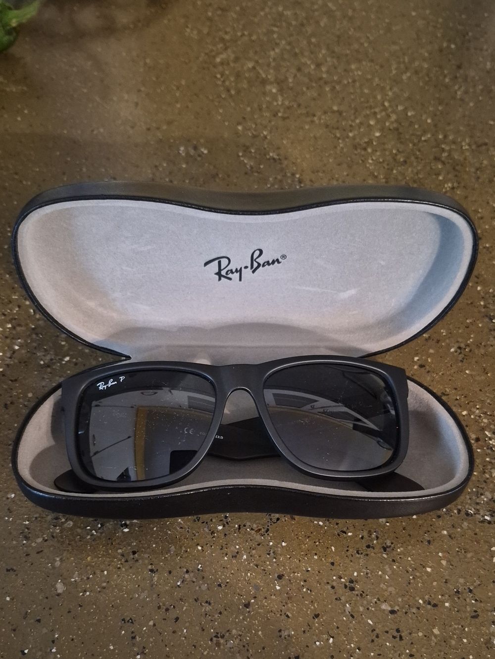 Ray-Ban Justin Flat Black Polarized Men's Sunglasses with Case Frames Only (Read